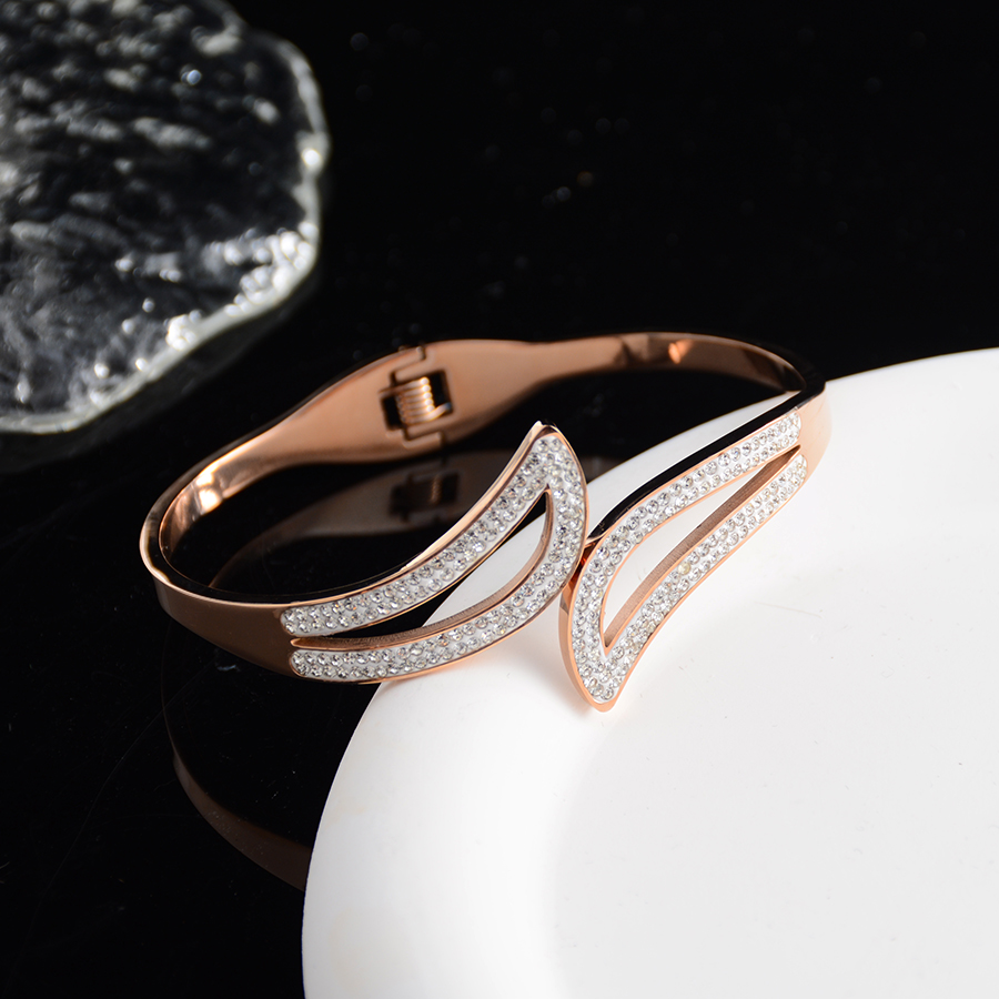 Korean style trendy, individualistic and fashionable white diamond cross bracelet, titanium steel diamond-encrusted rose gold jewelry bracelet, women's exquisite gift Application Scenario