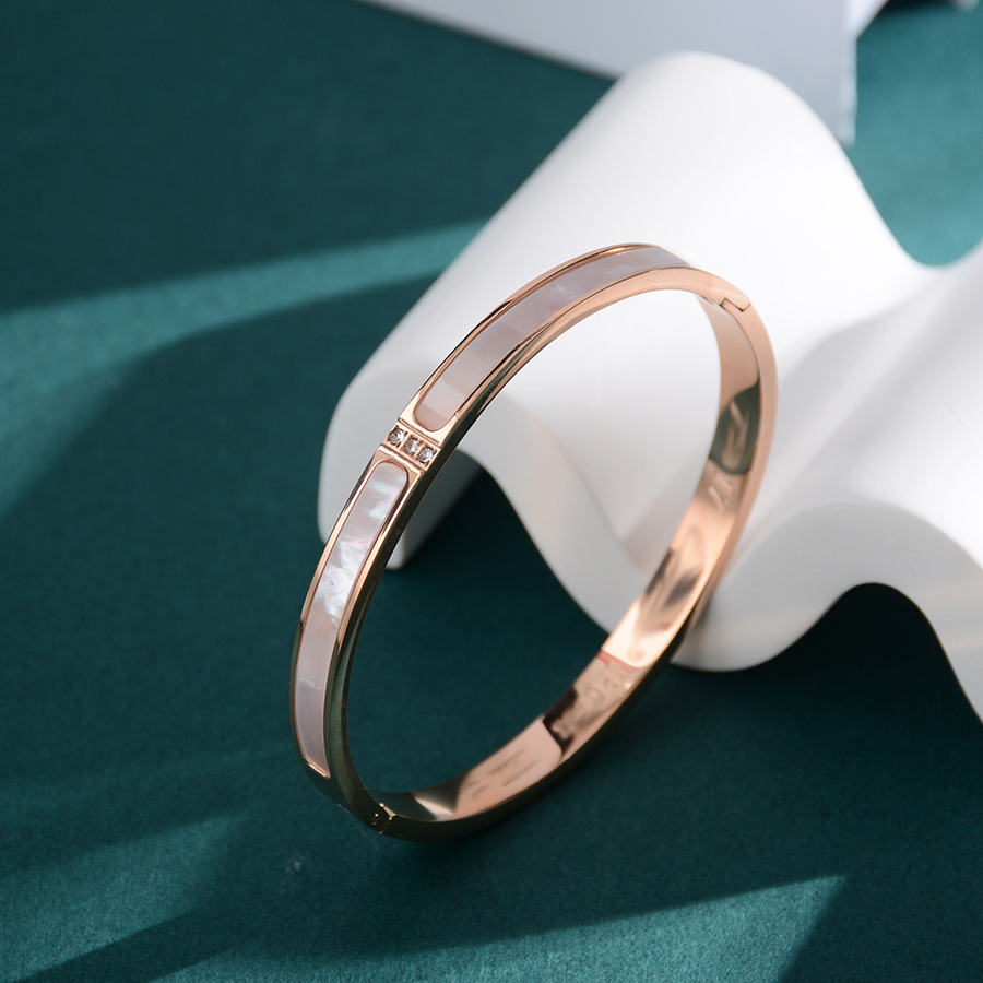 European, American and Korean fashion bracelets, women's rose gold diamond-encrusted shell bracelet, versatile and simple titanium steel jewelry, student open and elegant wristband