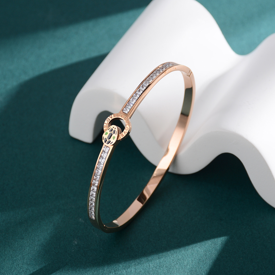 European, American and Korean personalized and fashionable mud diamond snake head bracelet, titanium steel plated 18k rose gold bracelet, non-fading women's accessory, versatile