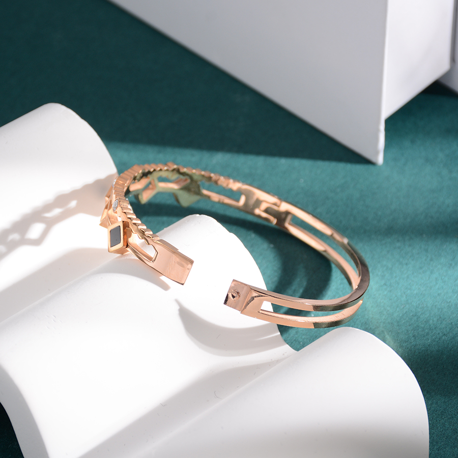 European, American and Korean personalized and fashionable black square small diamond bracelets, titanium steel wristbands, rose gold jewelry, women's fine accessories Application Scenario