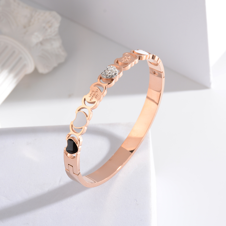 European, American and Korean personalized and fashionable heart-shaped mud diamond bracelet, titanium steel heart bracelet, rose gold women's accessory gift, fine supply Application Scenario