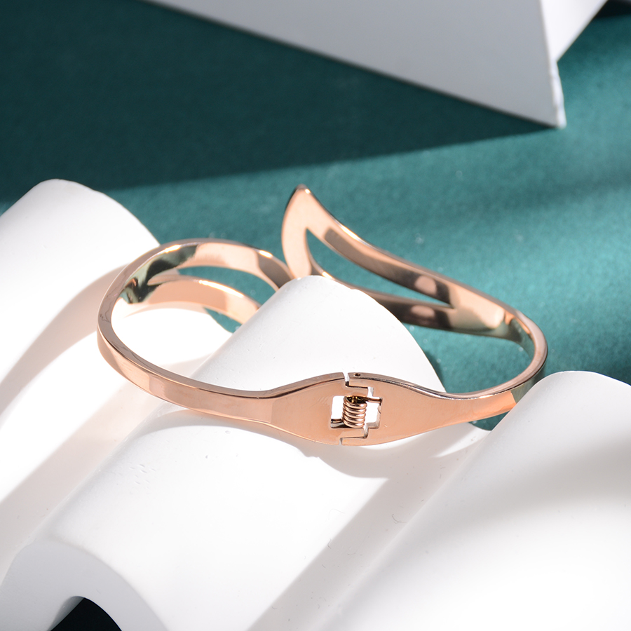 Korean style trendy, individualistic and fashionable white diamond cross bracelet, titanium steel diamond-encrusted rose gold jewelry bracelet, women's exquisite gift Specification image