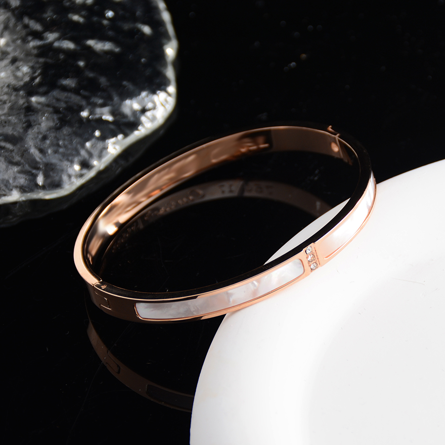European, American and Korean fashion bracelets, women's rose gold diamond-encrusted shell bracelet, versatile and simple titanium steel jewelry, student open and elegant wristband Application Scenario
