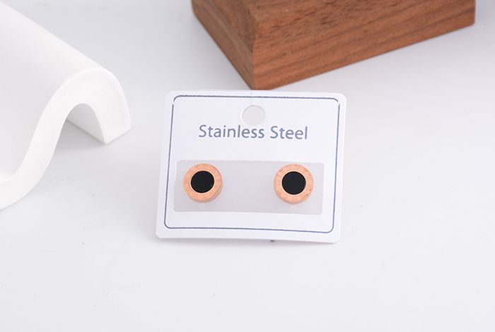 Korean-style simple and fashionable black Roman round ear studs titanium steel rose gold earrings, stylish and versatile for women pic 3