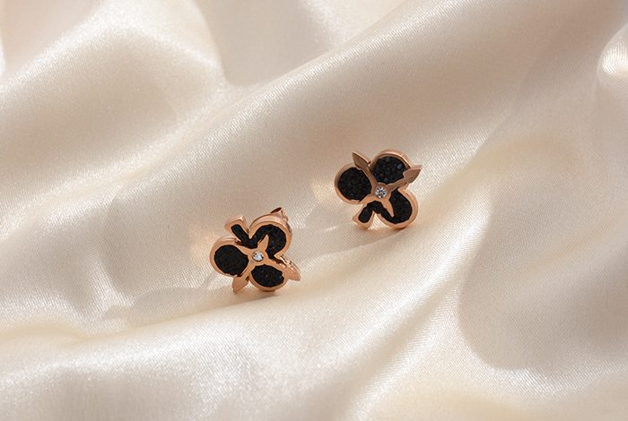 欧美新款时尚黑色梅花耳钉钛钢玫瑰金女款耳饰气质百搭饰品礼物详情4