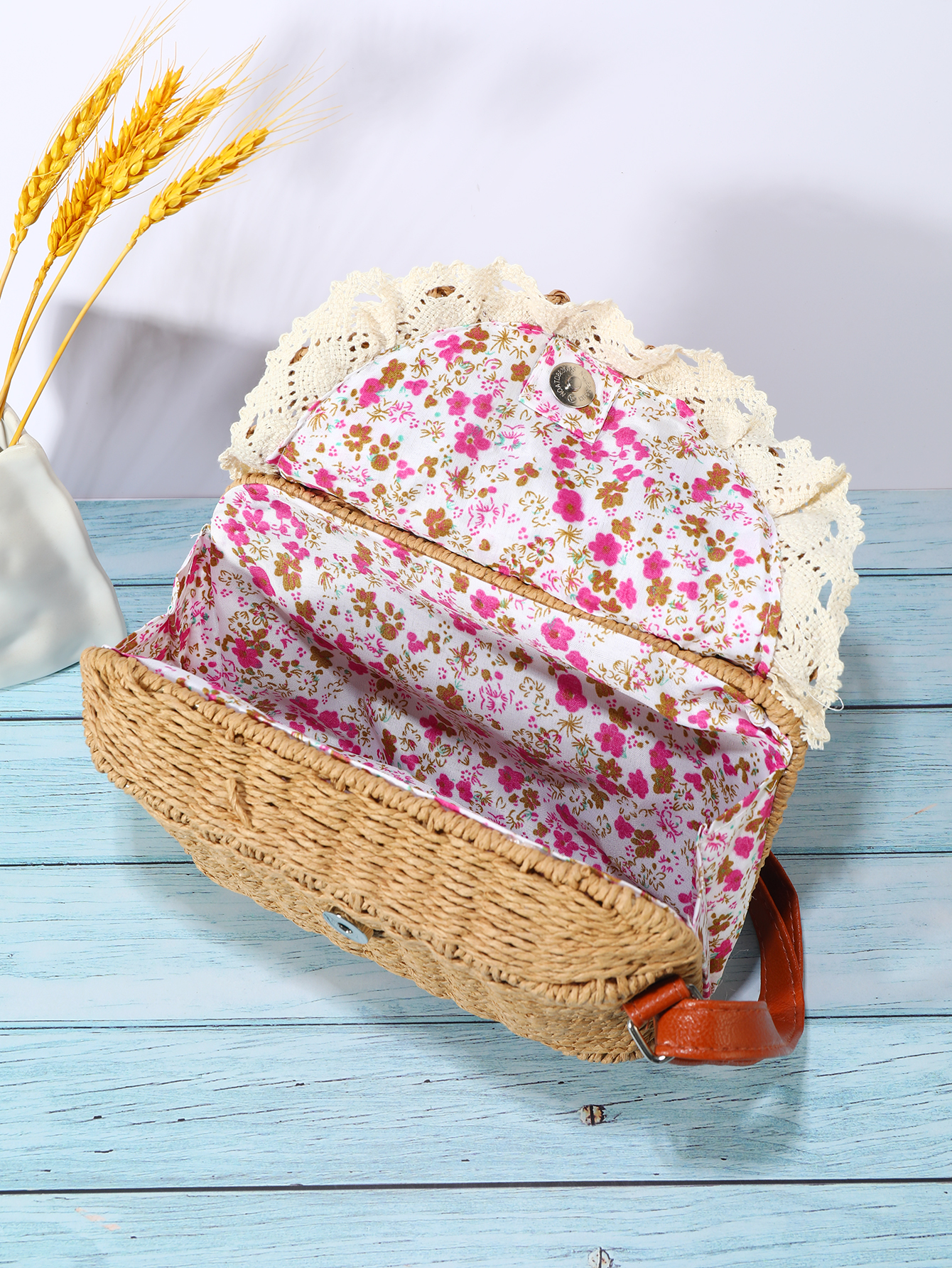 Bohemian Tropical Style Ethnic Style Pure Hand-Woven Bag Application Scenario