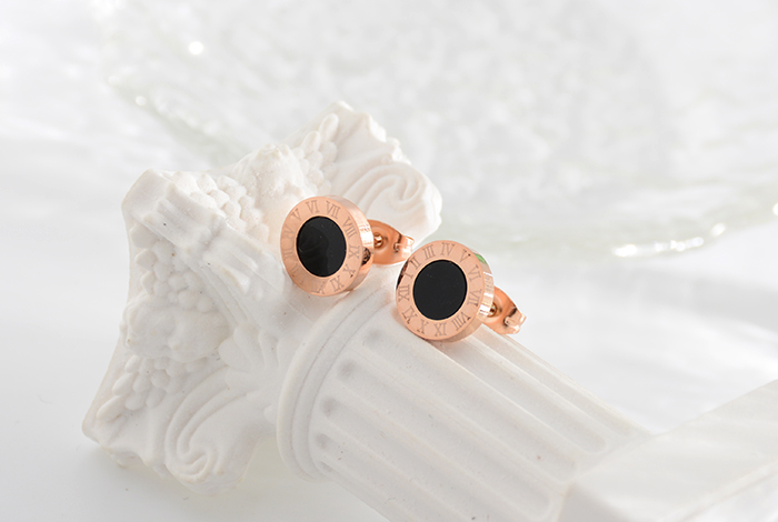 Korean-style simple and fashionable black Roman round ear studs titanium steel rose gold earrings, stylish and versatile for women pic 4