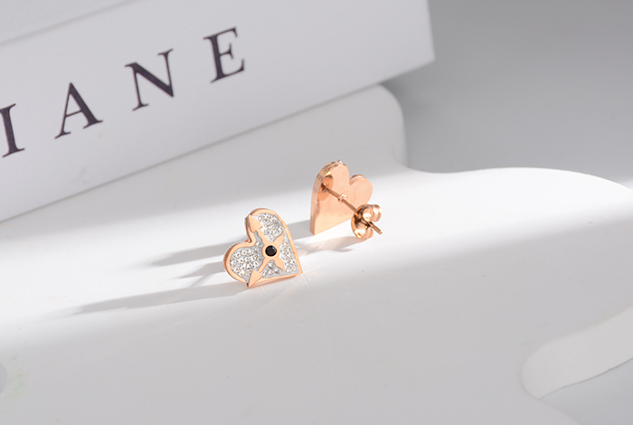 New European, American and Korean fashion mud diamond inlaid diamond heart stud titanium steel rose gold earrings for women, versatile pic 2