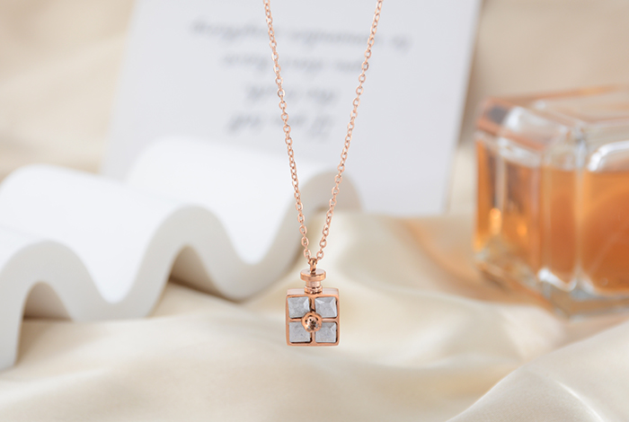 European, American and Korean fashion zircon bottle necklace, titanium steel plated 18k rose gold collarbone chain, non-fading women's jewelry pic 4