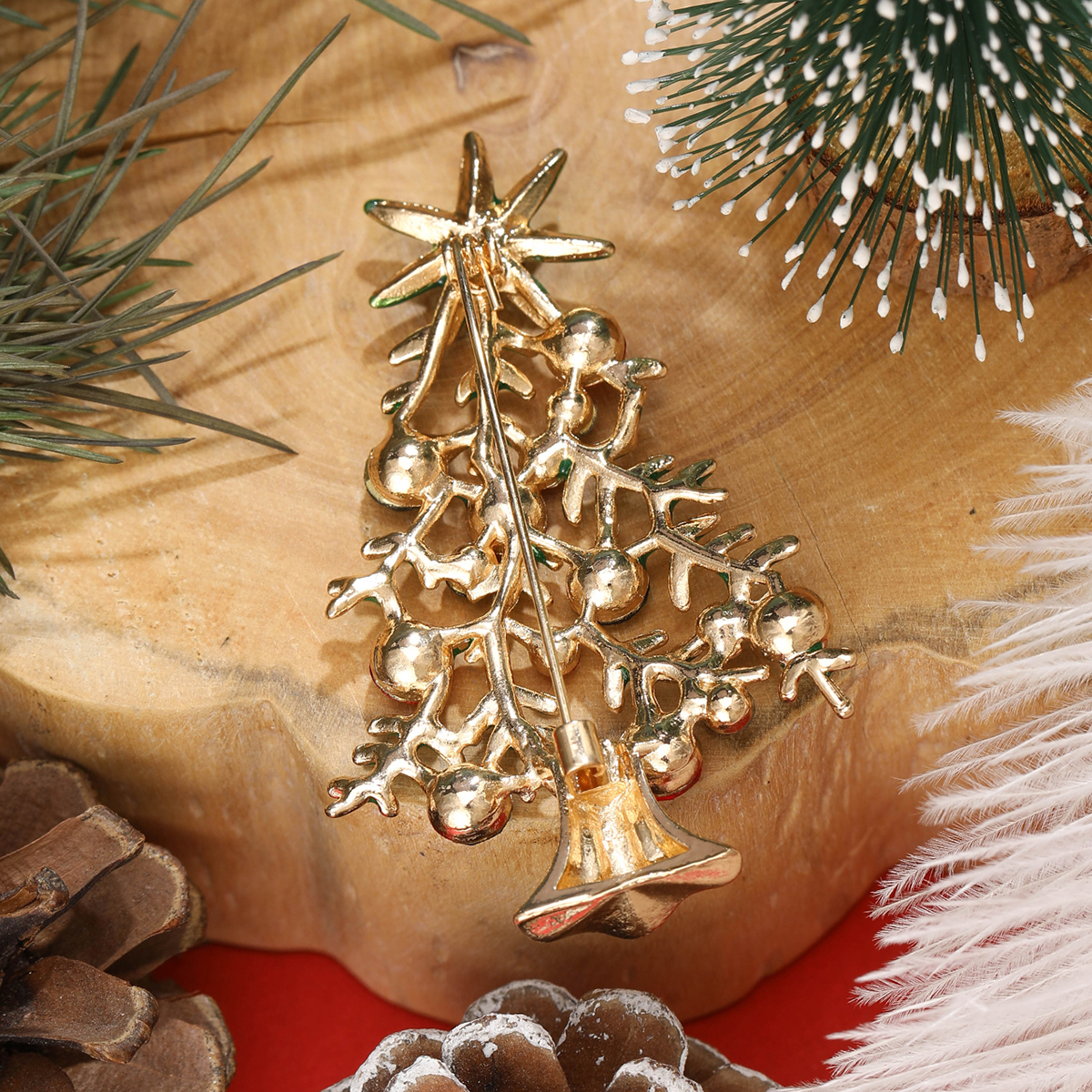 The 2024 women's new alloy rhinestone Christmas series classic high-end brooch and retro brooch Specification image