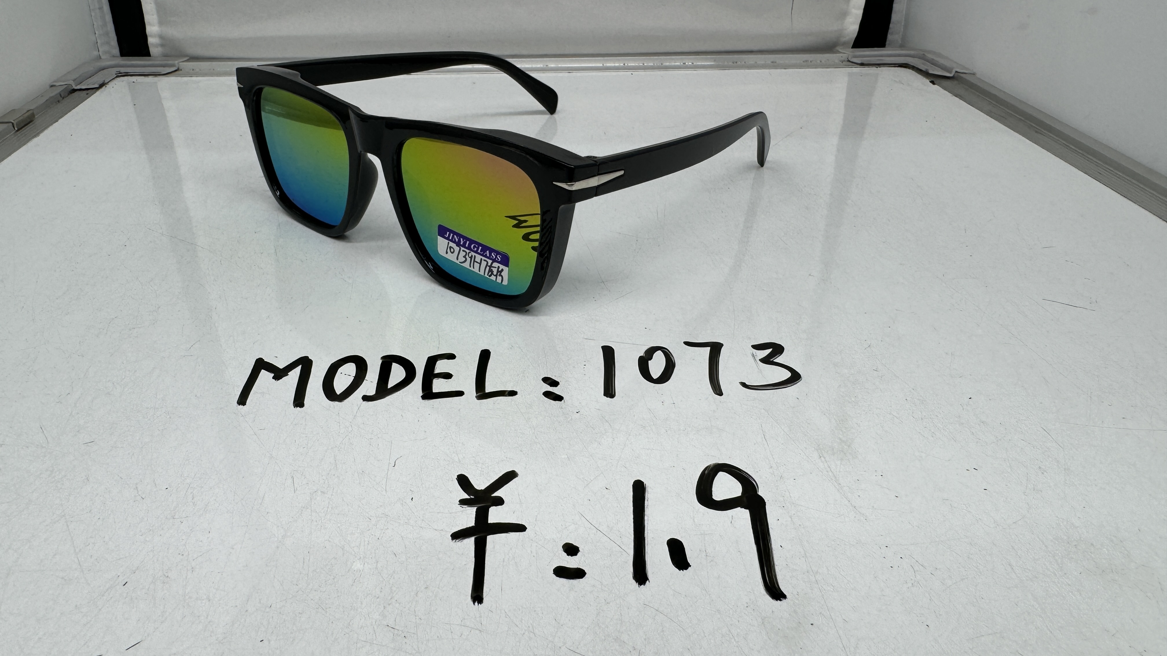 Fashionable black frame, electroplated colored acrylic lenses, metal accessories, plastic sunglasses