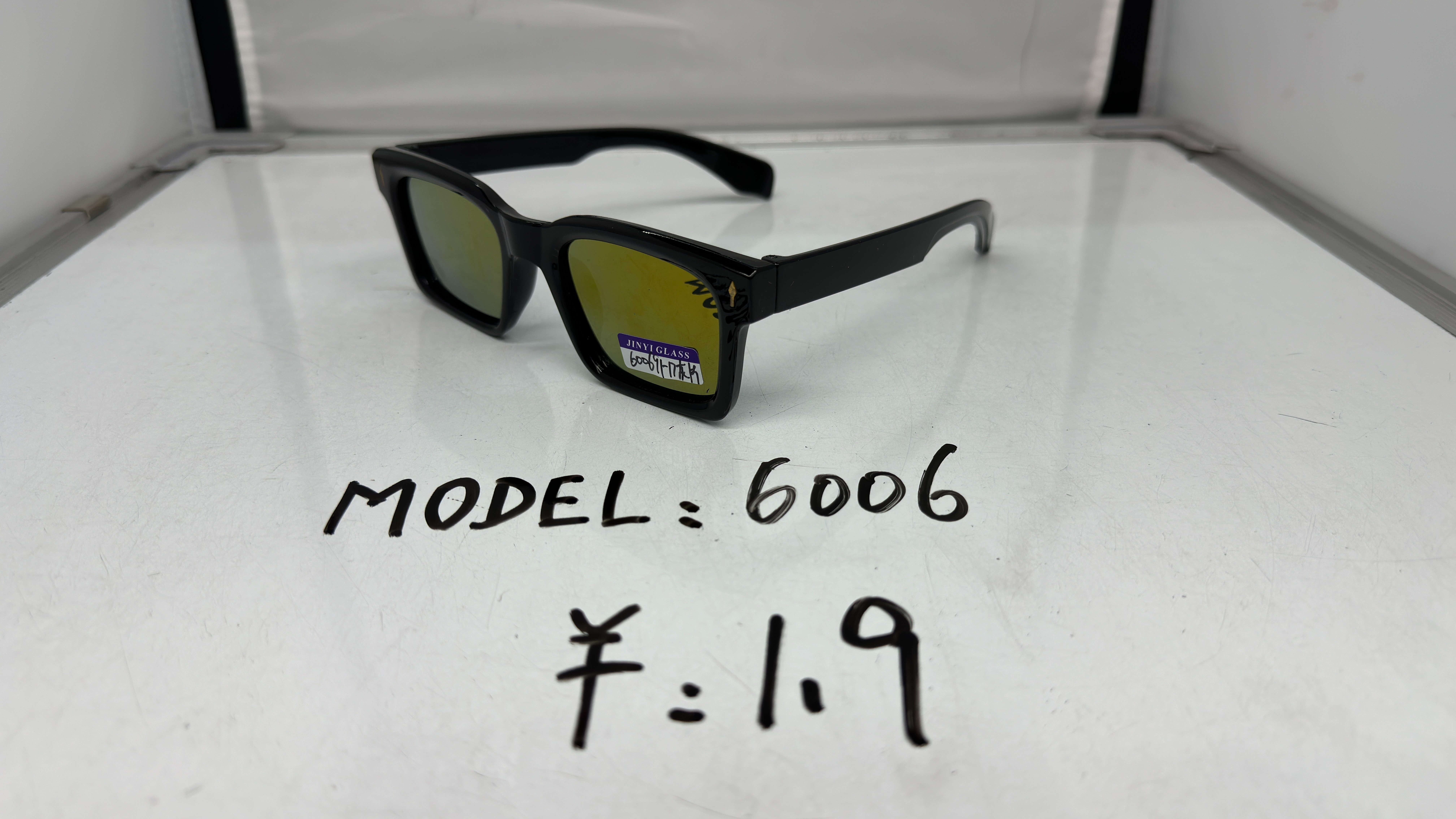 Fashionable star metal accessories, black base frame, gold electroplated square acrylic lenses, plastic sunglasses