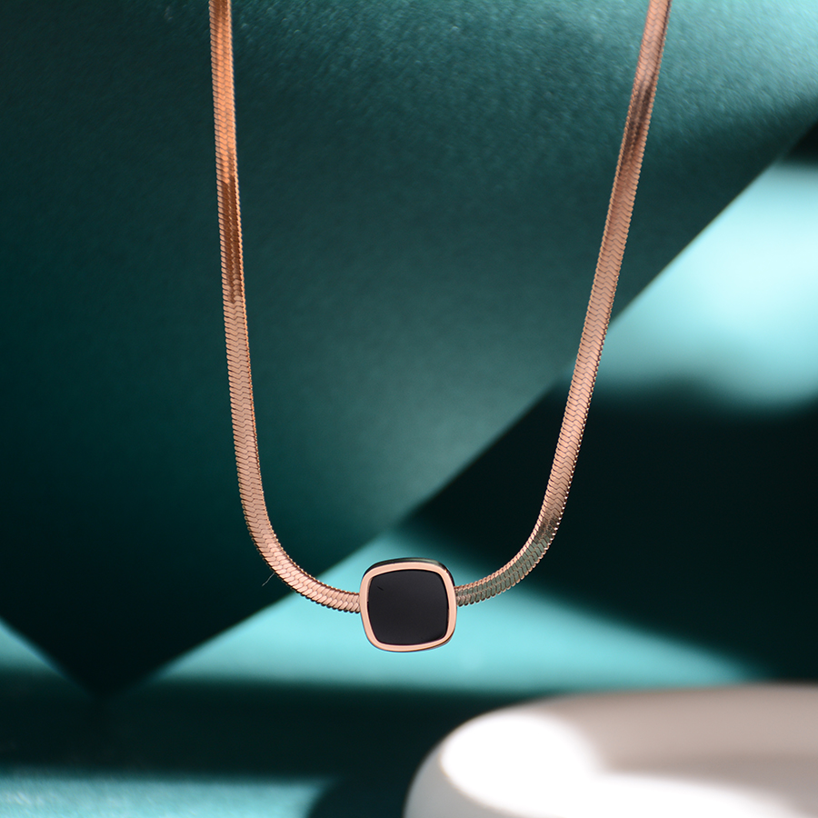 网红爆款方形蛇骨链钛钢黑色项链锁骨链玫瑰金饰品女爆款韩版白底实物图