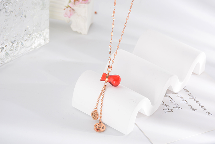 European and American fashion retro style red gourd necklace, titanium steel plated 18k rose gold lucky bag collarbone chain, non-fading women's jewelry pic 6