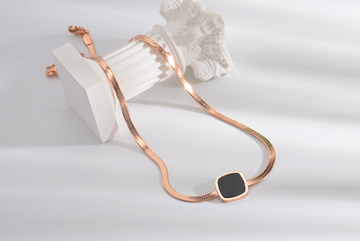 网红爆款方形蛇骨链钛钢黑色项链锁骨链玫瑰金饰品女爆款韩版详情6