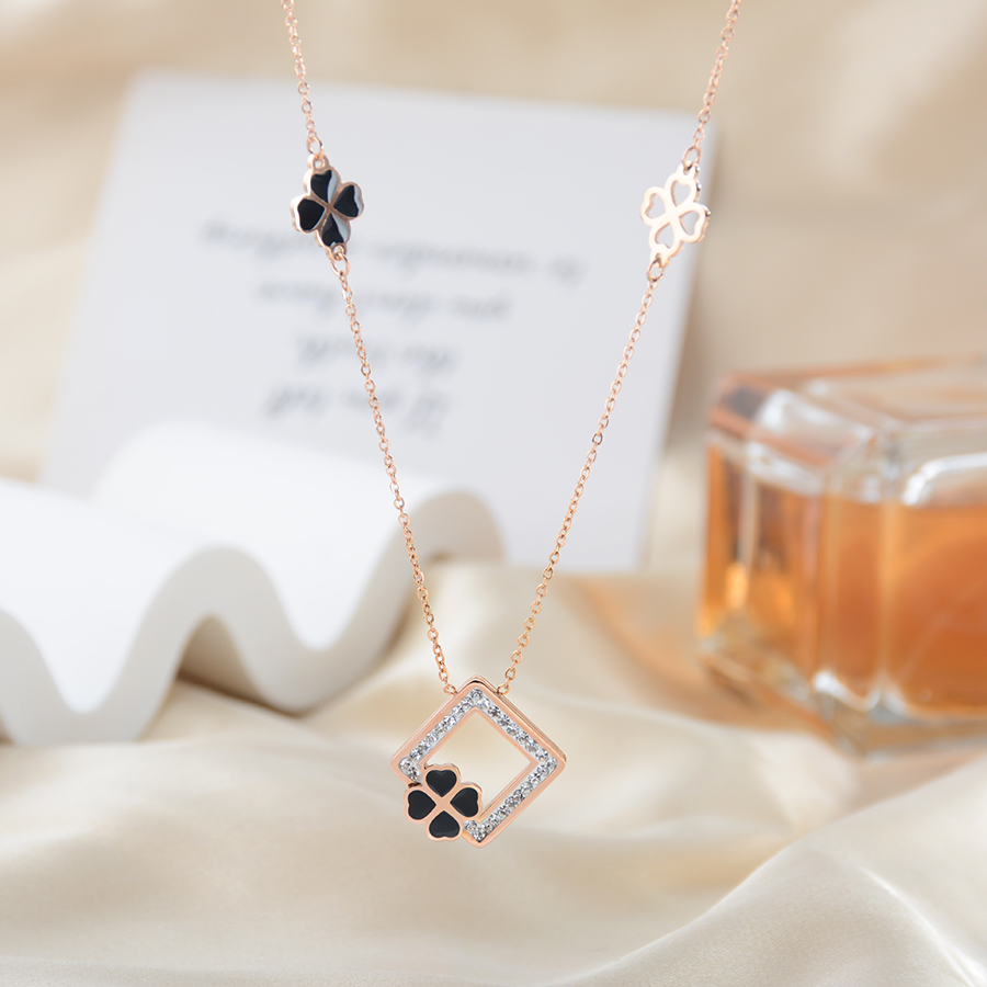 This black hollowed-out clover necklace with a unique and fashionable European, American and Korean style, titanium steel rose gold jewelry, and women's collarbone chain are versatile details Picture