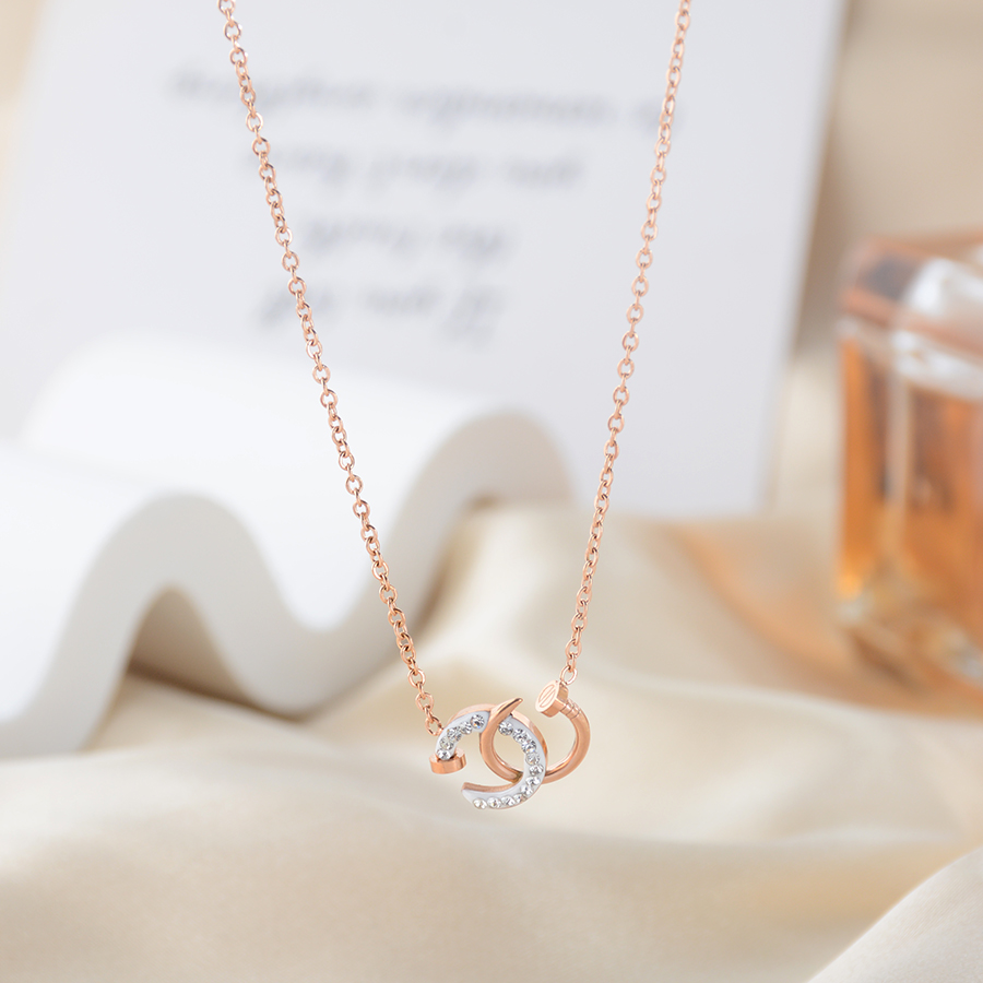 Korean-style personalized and fashionable letter C necklace, titanium steel plated with 18k rose gold collarbone chain, a versatile gift for women