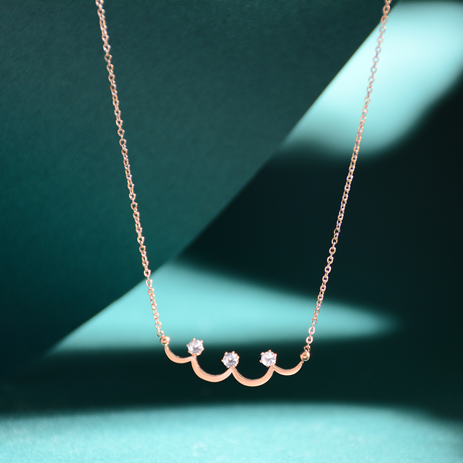 A versatile European, American and Korean style curved diamond necklace, titanium steel rose gold-plated collarbone chain, non-fading women's accessory gift trend