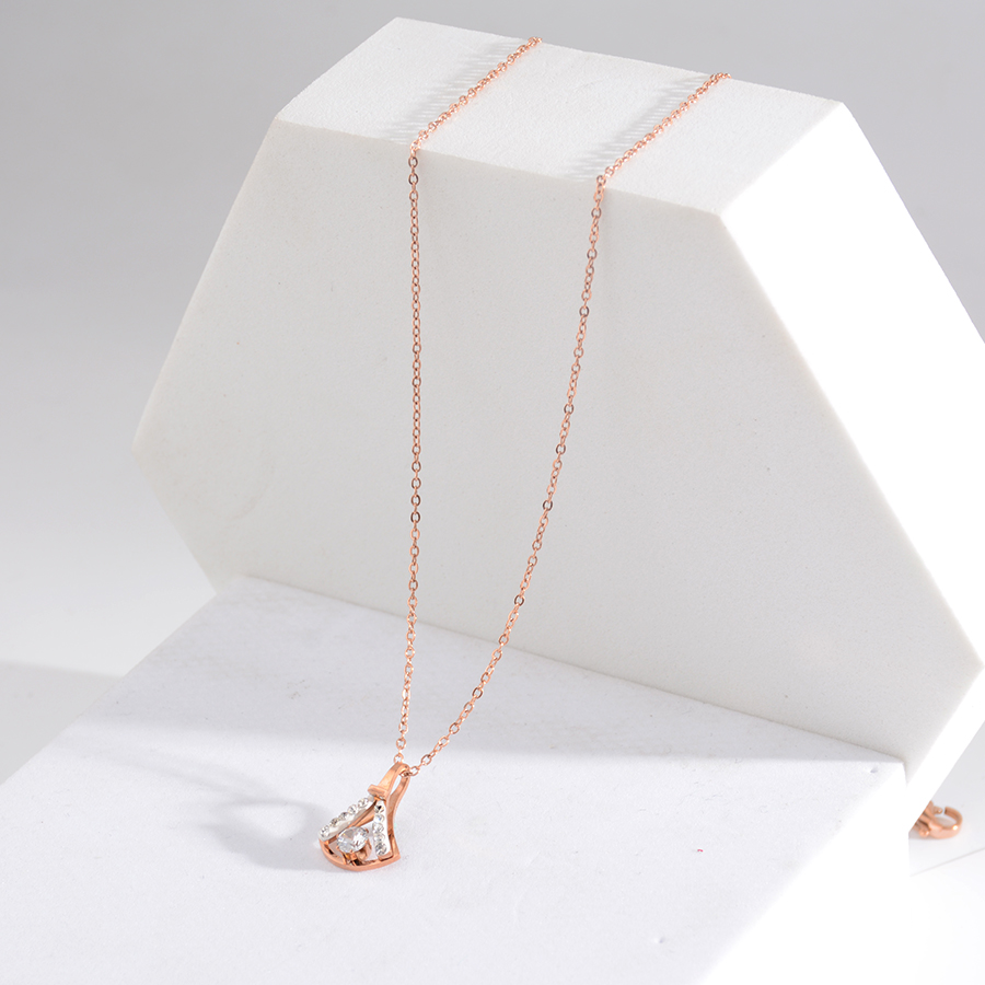 European, American and Korean simple and fashionable mud diamond iron tower necklace, titanium steel rose gold diamond-encrusted jewelry, versatile gift for women's accessories Application Scenario