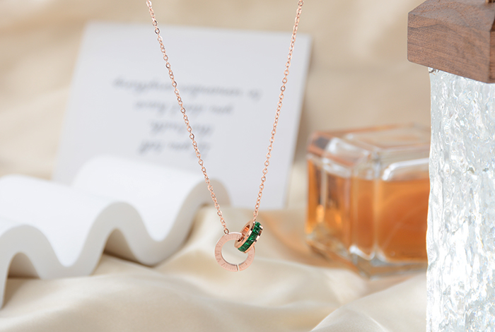 European and American trend fashion double-ring green diamond titanium steel rose gold jewelry, a versatile women's collarbone chain accessory pic 4