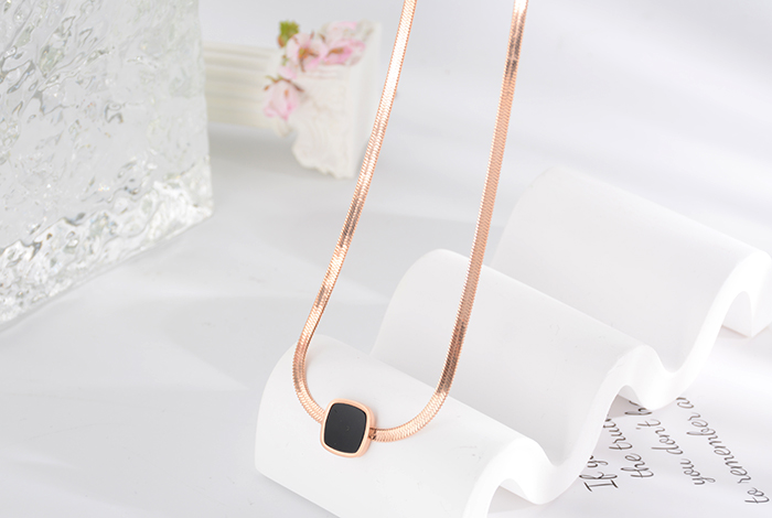 网红爆款方形蛇骨链钛钢黑色项链锁骨链玫瑰金饰品女爆款韩版详情7