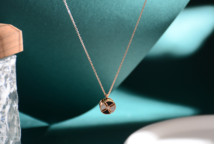 欧美时尚黑白旋转项链钛钢玫瑰金锁骨链女款饰品礼物百搭气质详情3