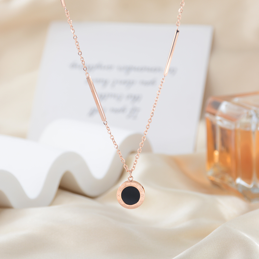 Trendy European and American style, unique and fashionable black and white double-sided necklace, lollipop collarbone chain accessory, women's accessory, versatile and trendy