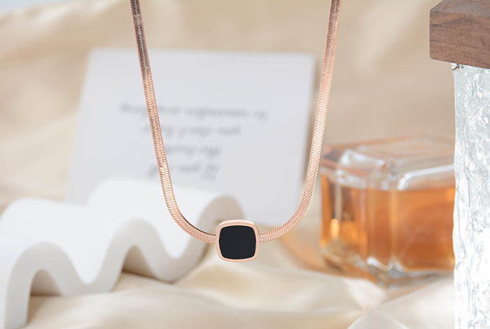 网红爆款方形蛇骨链钛钢黑色项链锁骨链玫瑰金饰品女爆款韩版详情5