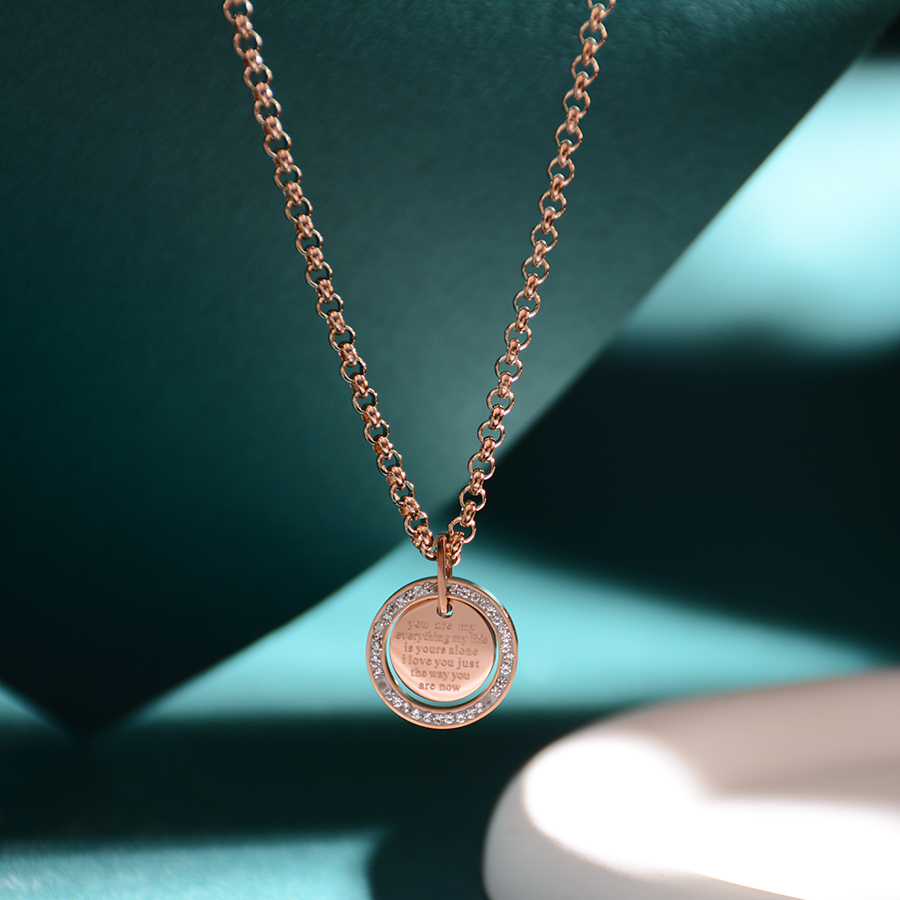 A popular and fashionable round plate thick necklace in Europe and America, titanium steel rose gold letter collarbone chain, women's accessory Specification image