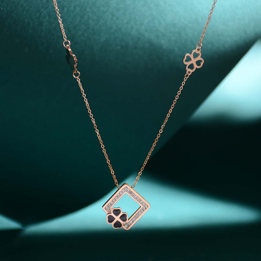This black hollowed-out clover necklace with a unique and fashionable European, American and Korean style, titanium steel rose gold jewelry, and women's collarbone chain are versatile Specification image