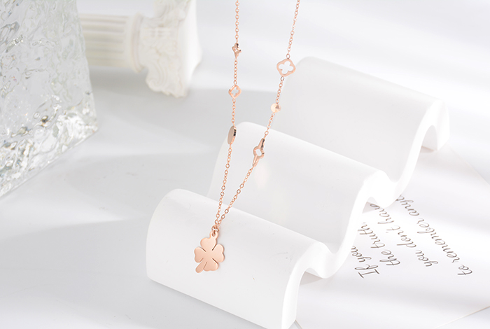 This is a fashionable and versatile bestseller from Europe, America and Korea, featuring a lucky clover necklace and a titanium steel rose gold collarbone chain accessory for women pic 4