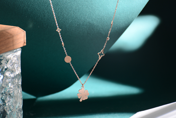 This is a fashionable and versatile bestseller from Europe, America and Korea, featuring a lucky clover necklace and a titanium steel rose gold collarbone chain accessory for women pic 2