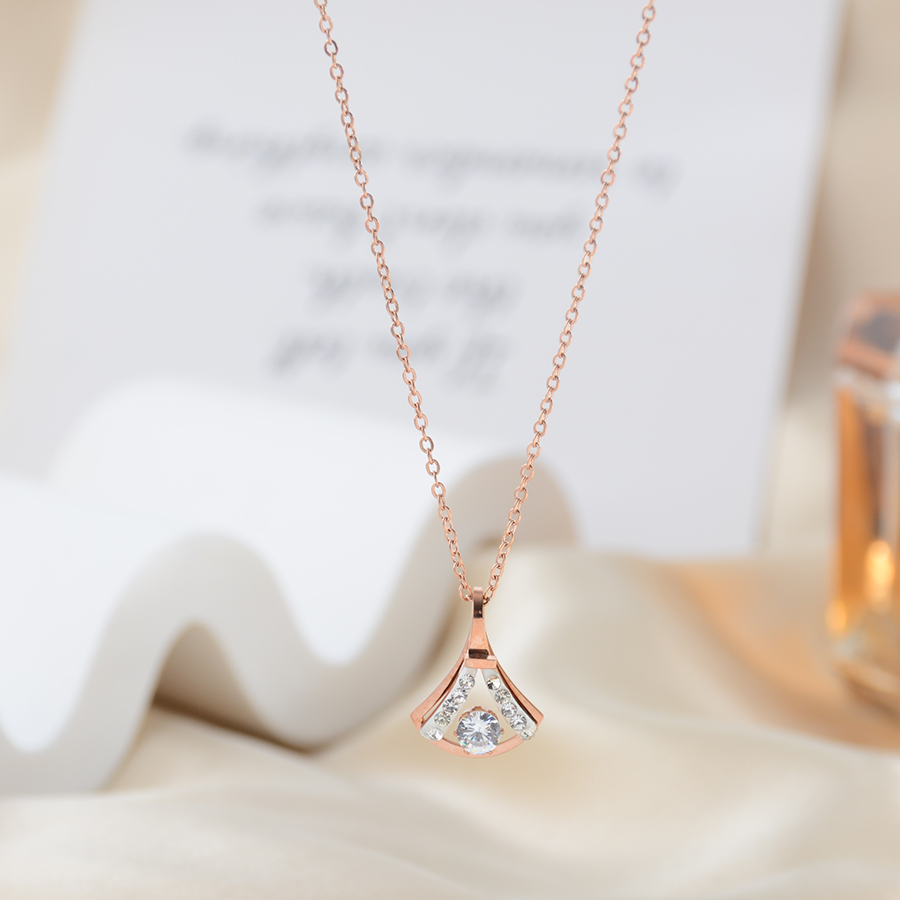 European, American and Korean simple and fashionable mud diamond iron tower necklace, titanium steel rose gold diamond-encrusted jewelry, versatile gift for women's accessories details Picture