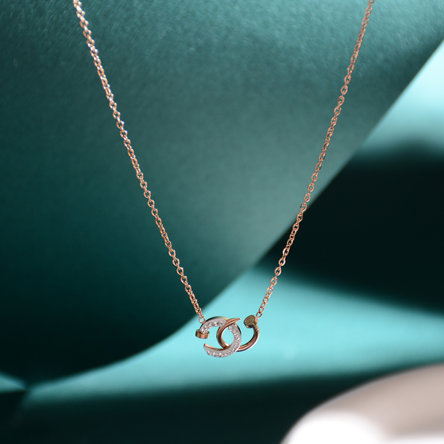 Korean-style personalized and fashionable letter C necklace, titanium steel plated with 18k rose gold collarbone chain, a versatile gift for women Specification image