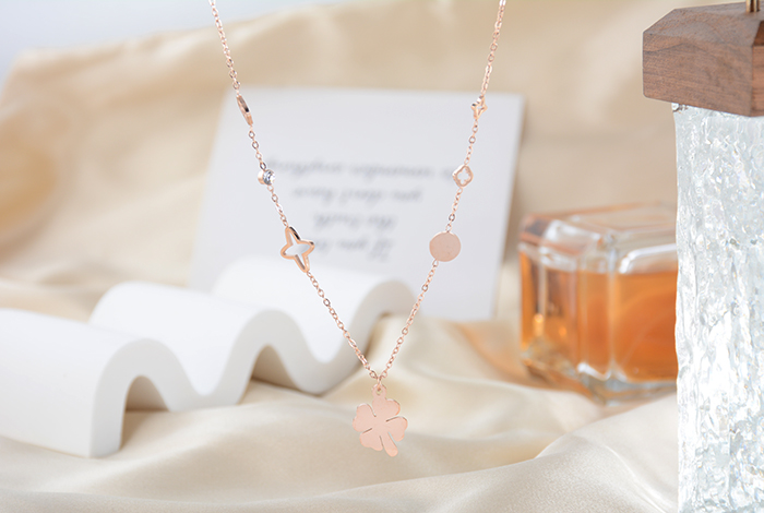 This is a fashionable and versatile bestseller from Europe, America and Korea, featuring a lucky clover necklace and a titanium steel rose gold collarbone chain accessory for women pic 3