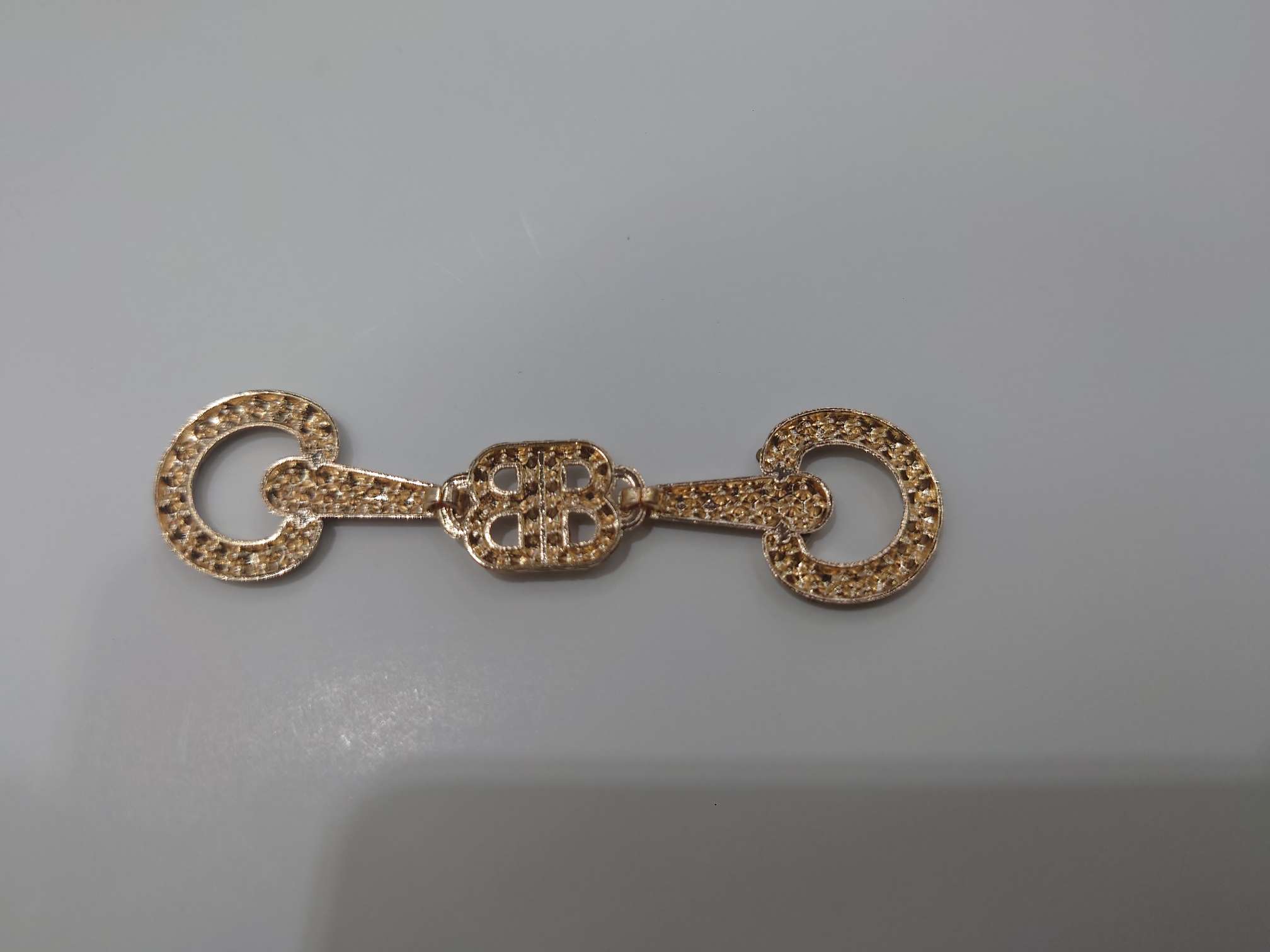 Hot-selling bestseller! High-end clothing chains, fashionable decorative elements, DIY handcrafted materials for clothing accessories and decorative buttons Application Scenario