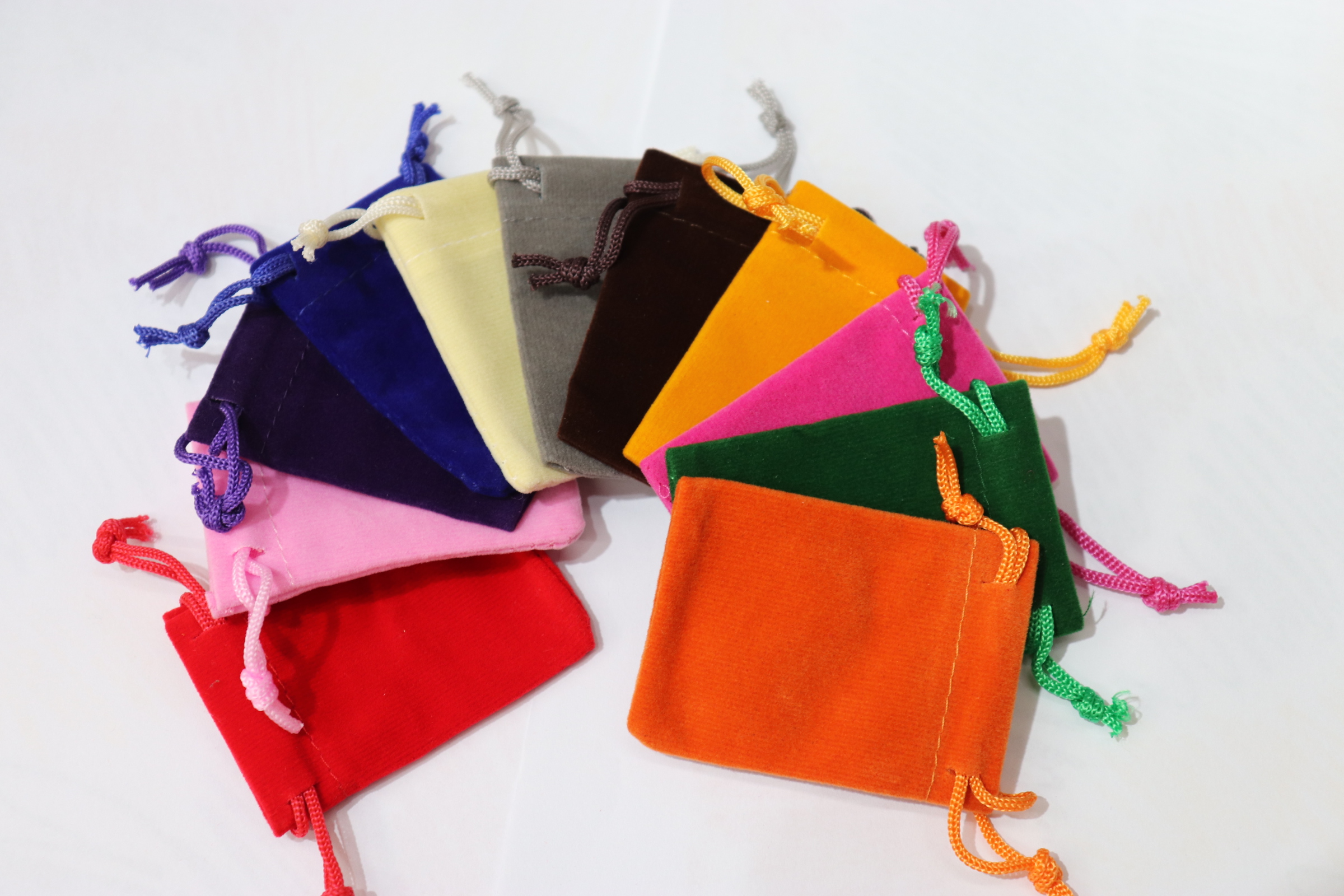 Single-sided Arctic fleece jewelry, velvet bag, mobile phone bag, drawstring mouth, jewelry packaging bag, glasses storage, small gift bag, available in multiple colors Specification image