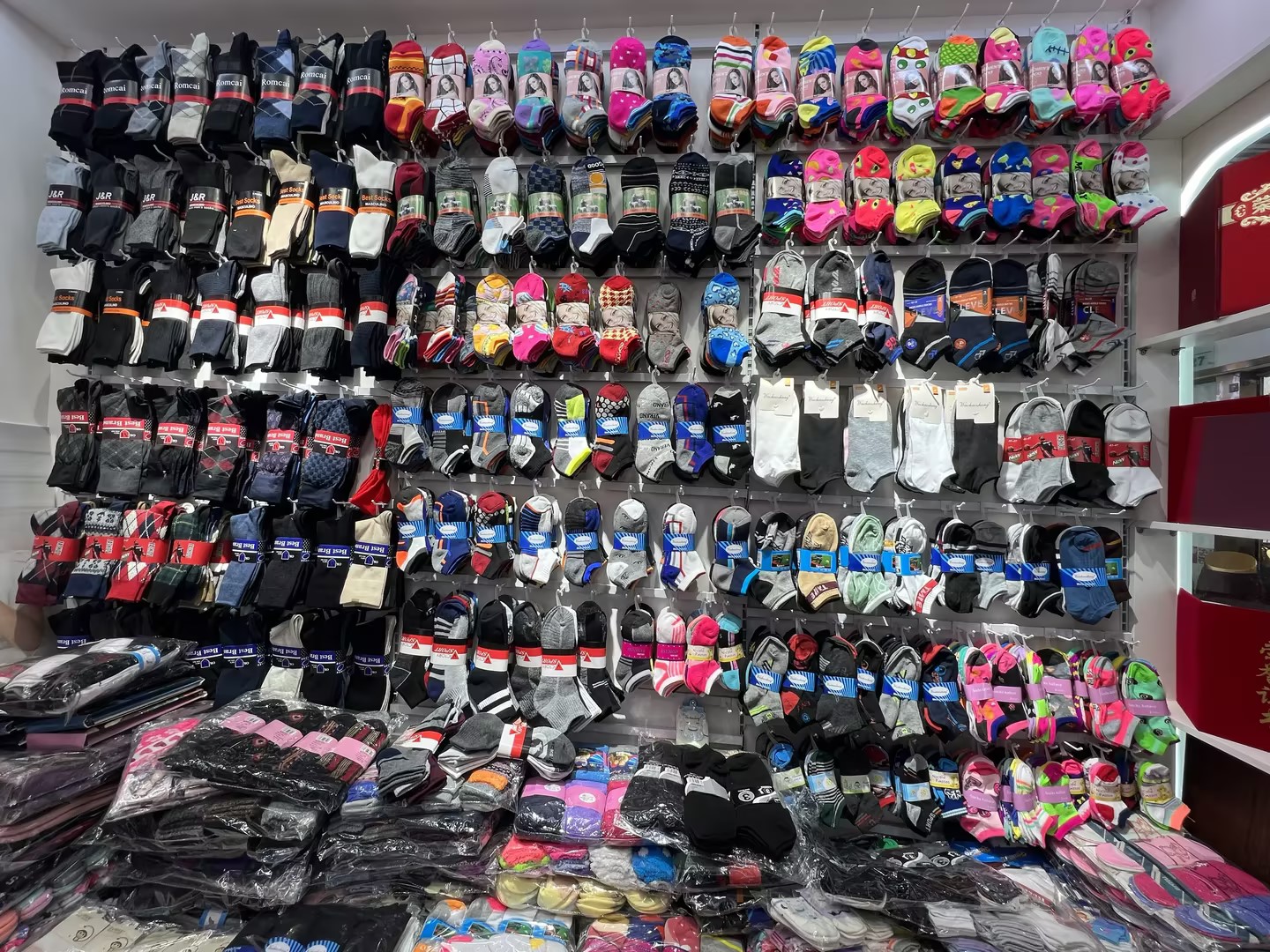 Zhang Weichao's sock store offers both drop shipping and street vending describe pic - 4
