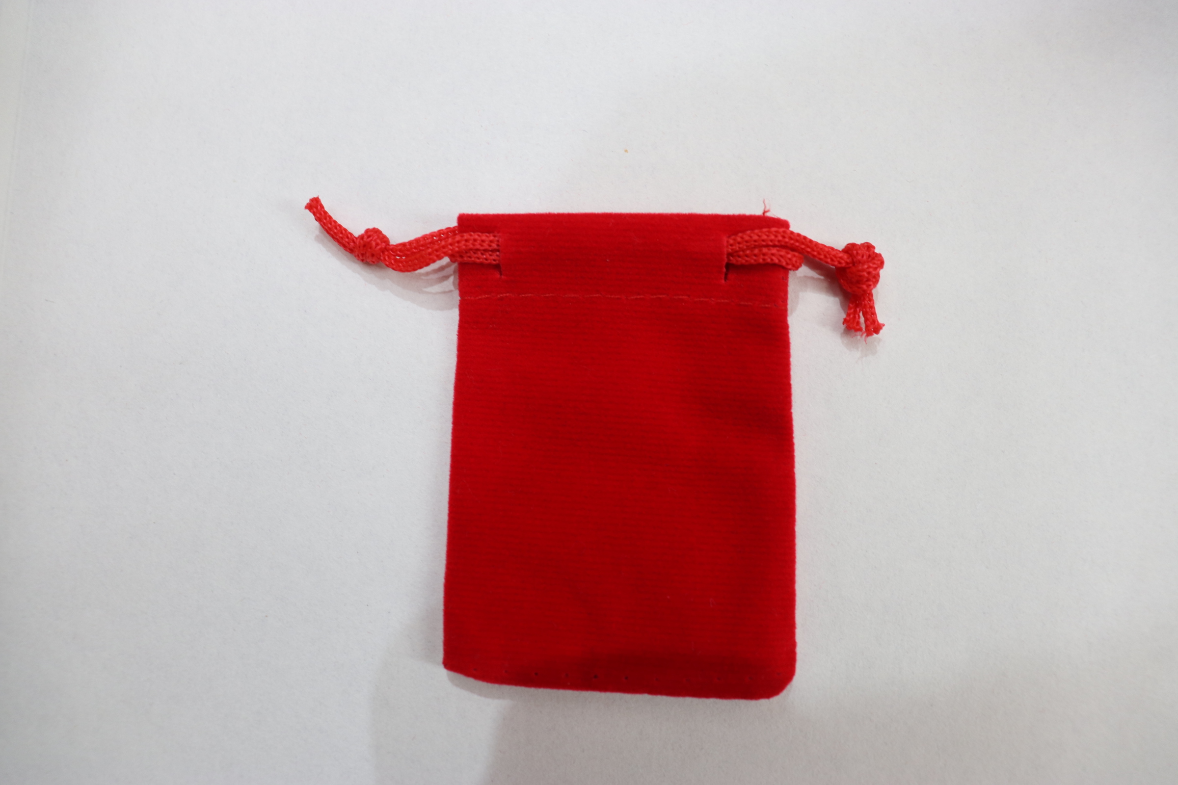 Single-sided Arctic fleece jewelry, velvet bag, mobile phone bag, drawstring mouth, jewelry packaging bag, glasses storage, small gift bag, available in multiple colors Application Scenario