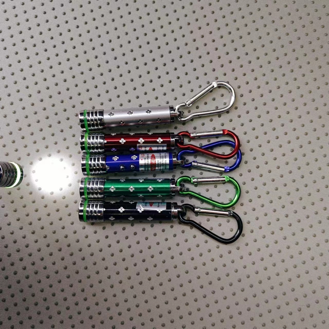Wholesale of laser lights, plum blossom poles, aluminum buckles, flash laser lights, practical gifts, 5-yuan store, direct sales of children's luminous toys from the manufacturer details Picture