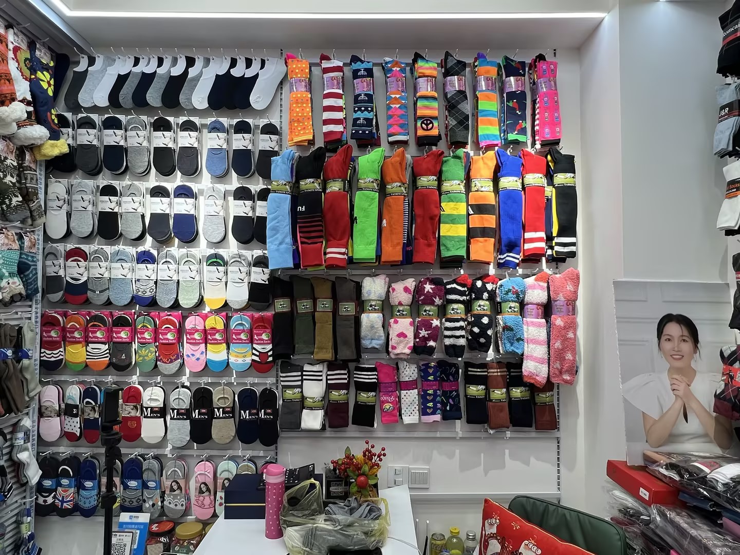 Zhang Weichao's sock store offers both drop shipping and street vending describe pic - 5