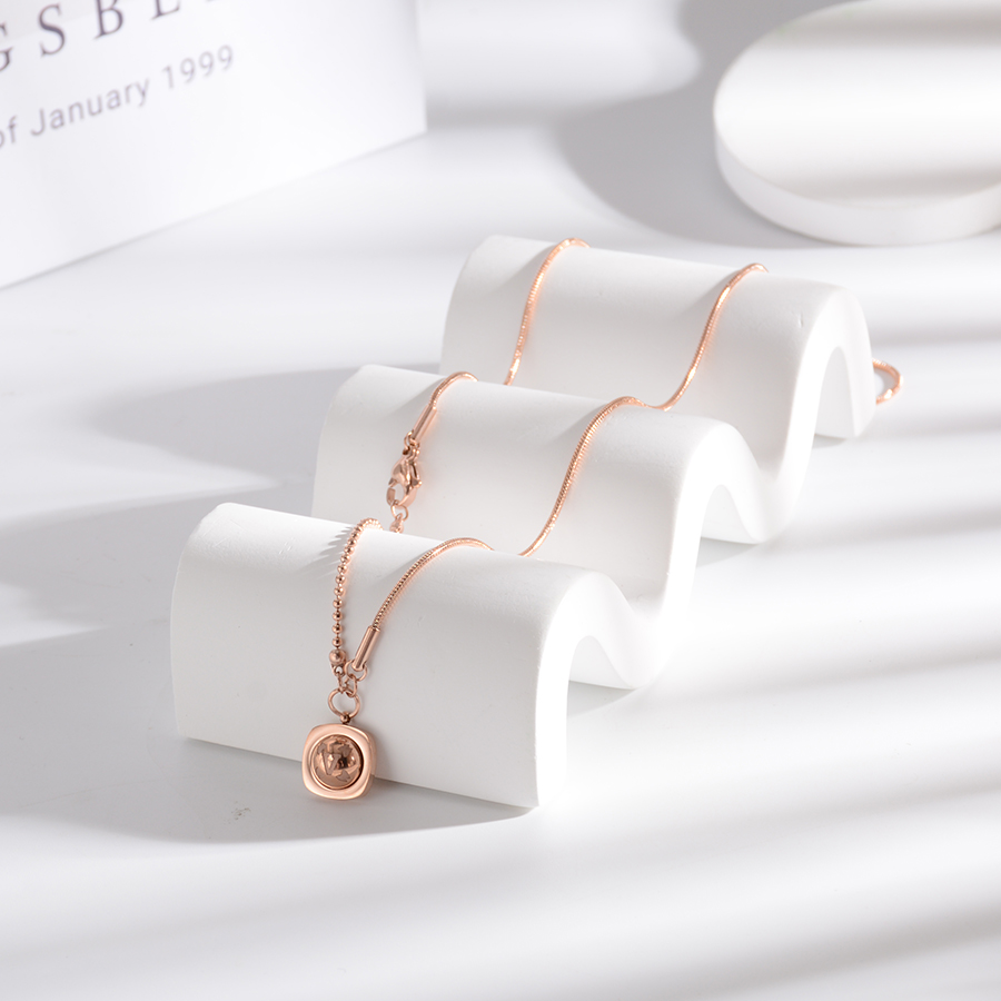 European and American personalized and fashionable light plate bead necklace, titanium steel rose gold collarbone chain, women's accessory and gift premium