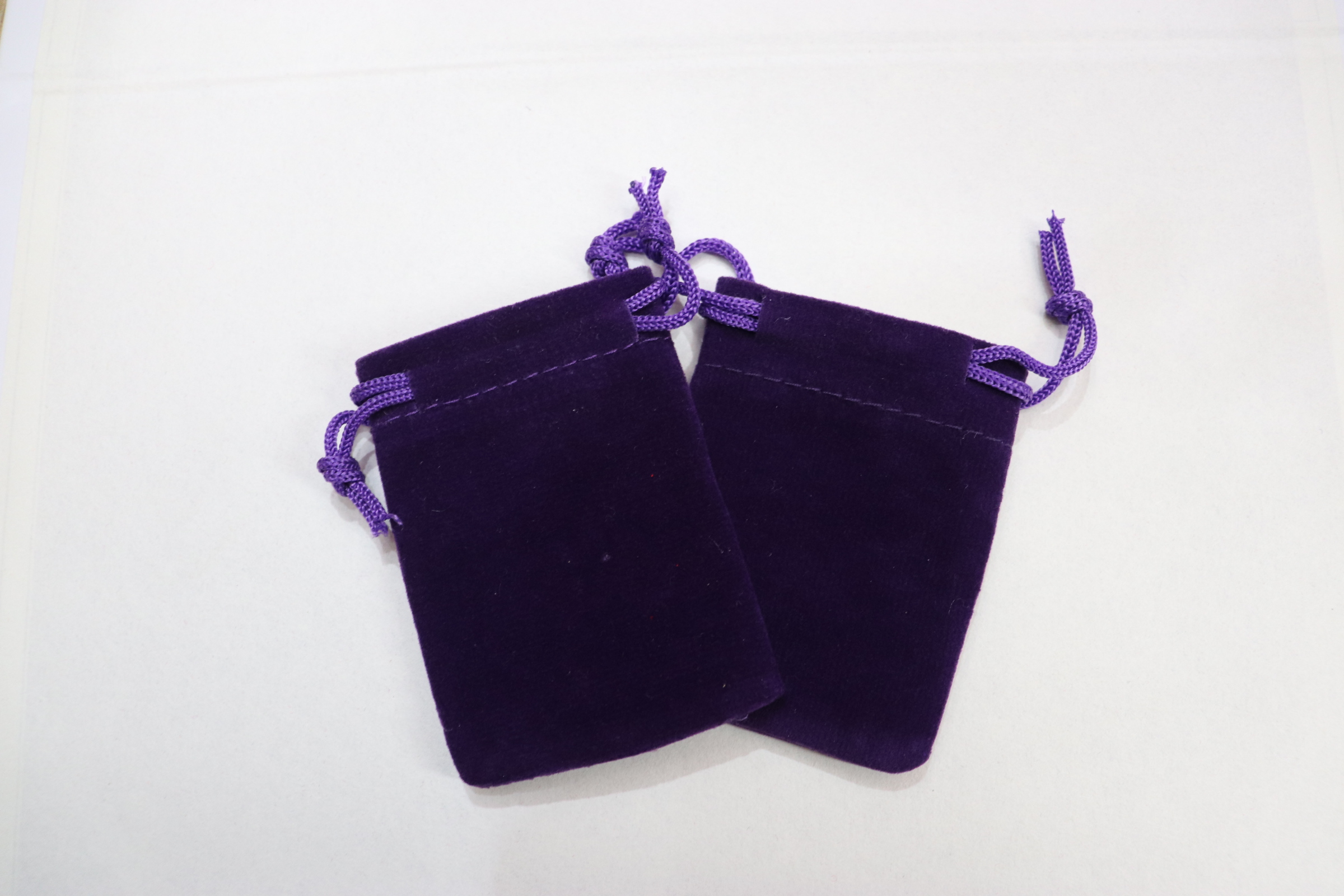Single-sided Arctic fleece jewelry, velvet bag, mobile phone bag, drawstring mouth, jewelry packaging bag, glasses storage, small gift bag, available in multiple colors Item Picture