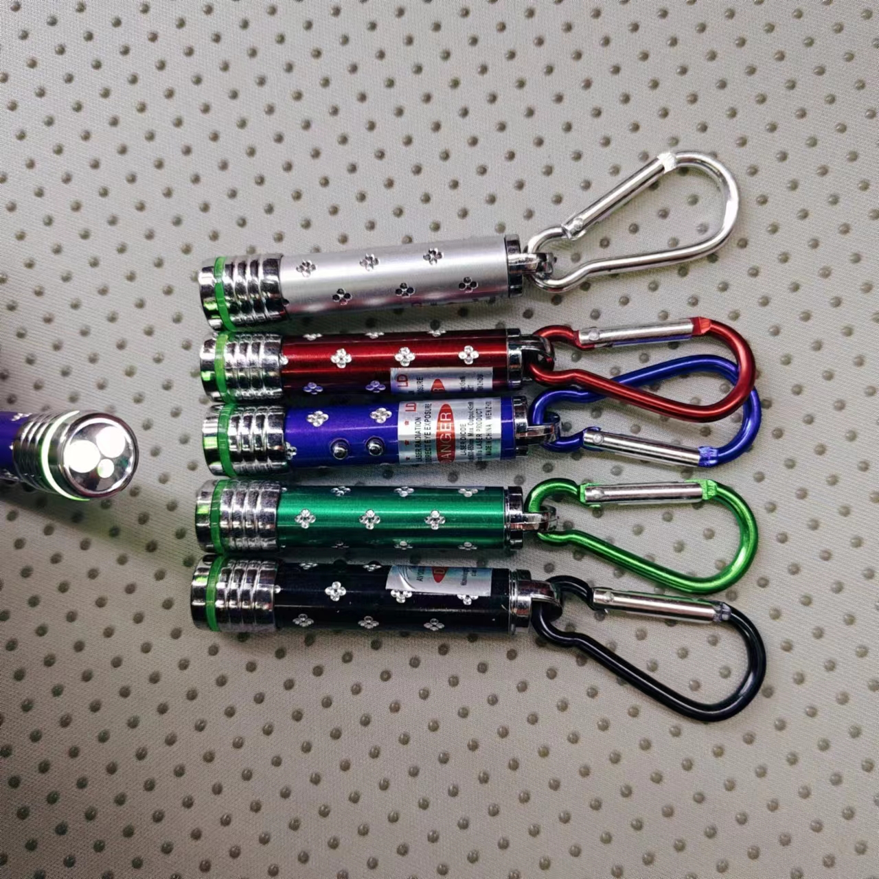 Wholesale of laser lights, plum blossom poles, aluminum buckles, flash laser lights, practical gifts, 5-yuan store, direct sales of children's luminous toys from the manufacturer Specification image