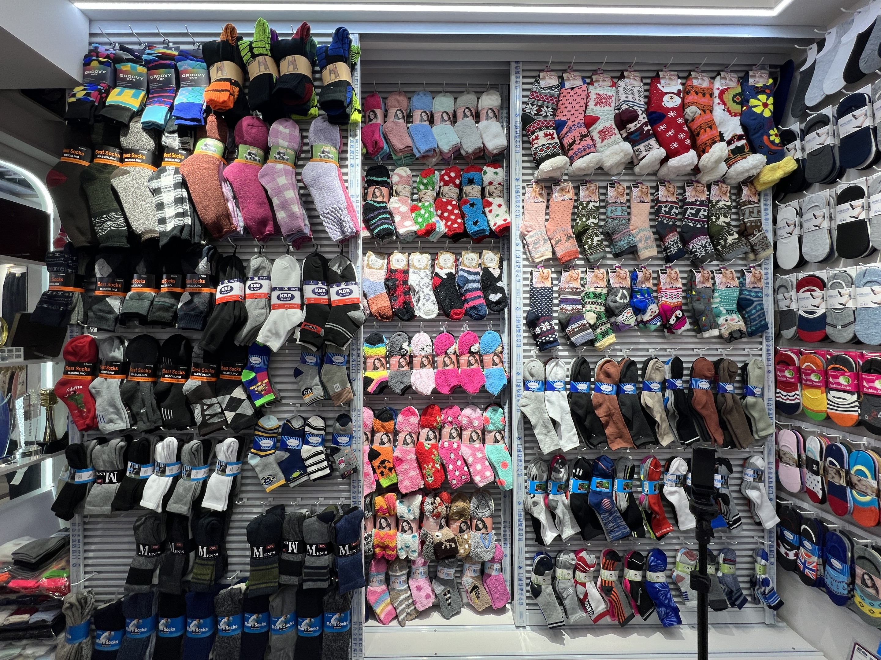 Zhang Weichao's sock store offers both drop shipping and street vending describe pic - 3
