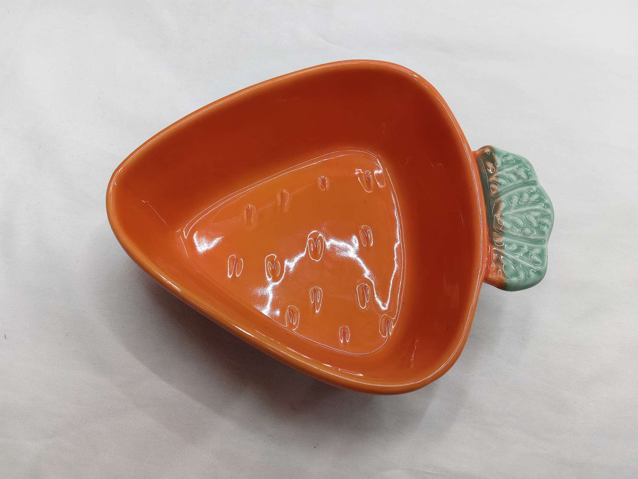 网红色釉陶瓷卡通盘胡萝卜盘产品图