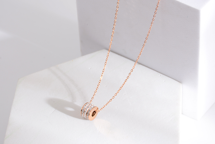 A versatile and trendy three-row mud diamond necklace from Europe, America and Korea, a titanium steel collarbone chain accessory that does not fade, a fashionable rose gold gift for women pic 3