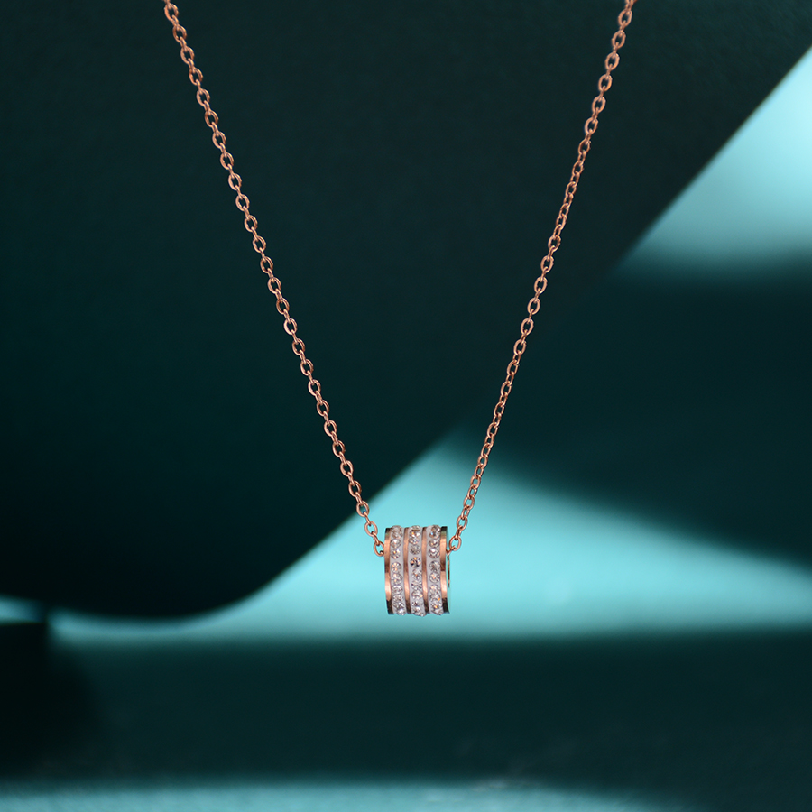 A versatile and trendy three-row mud diamond necklace from Europe, America and Korea, a titanium steel collarbone chain accessory that does not fade, a fashionable rose gold gift for women Application Scenario