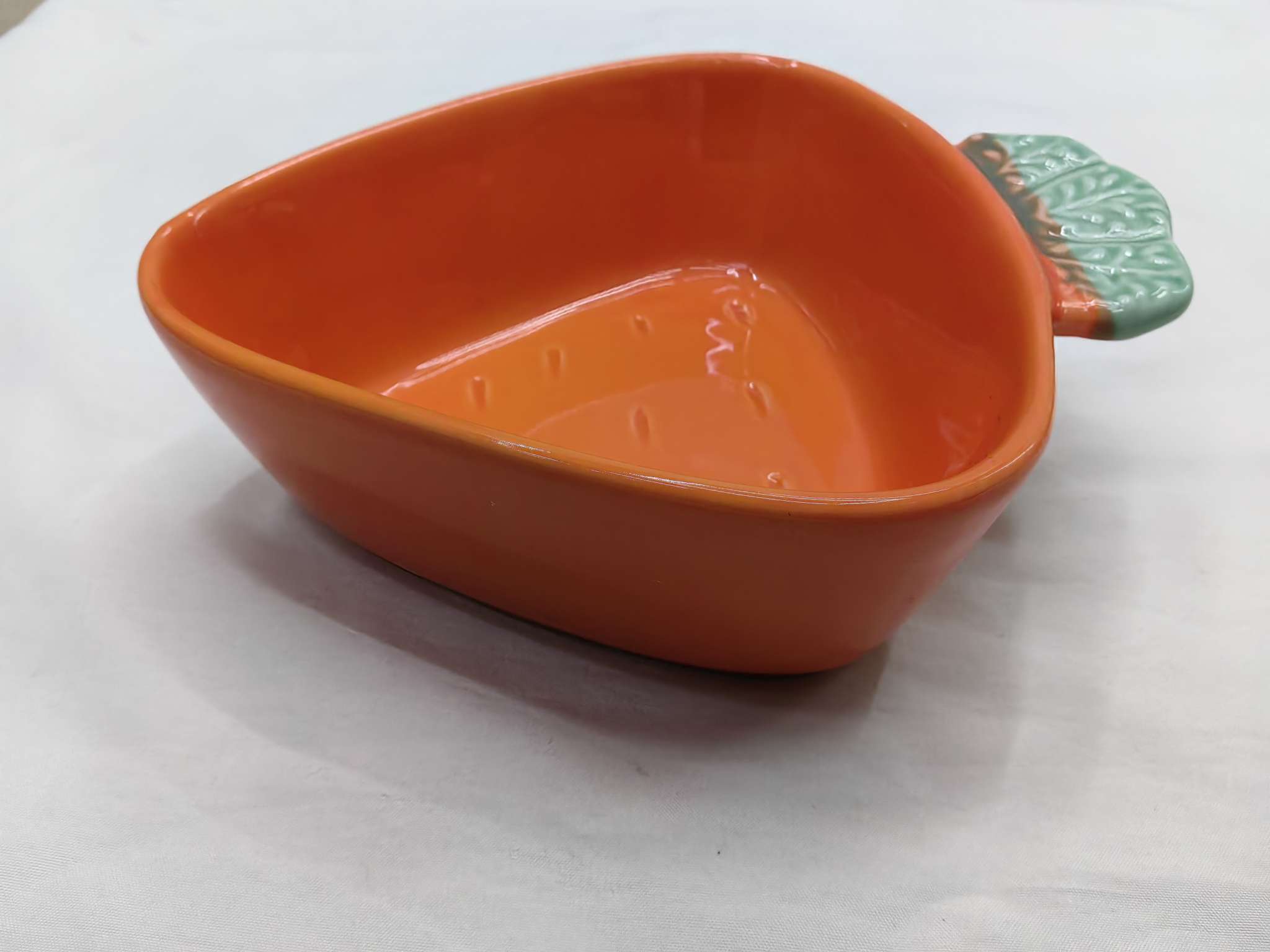 网红色釉陶瓷卡通盘胡萝卜盘