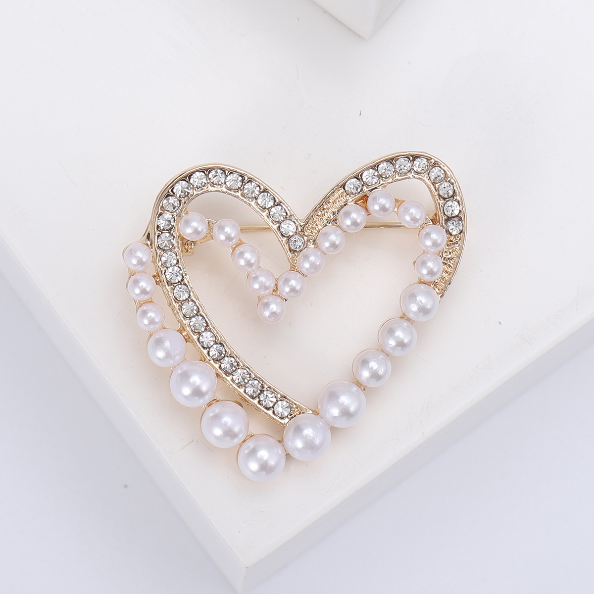Ziyang Jewelry's new alloy water diamond and pearl high-end women's personalized and fashionable corsages, elegant pins, coats, cardigans and accessories are sold directly by the factory